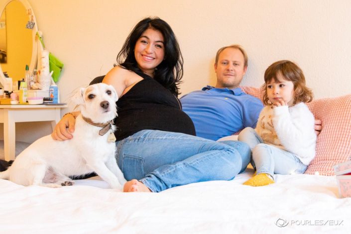 Photographe de grossesse - Future famille à domicile