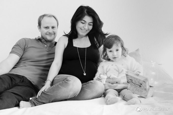 Photographe de grossesse - Future famille à domicile en noir et blanc