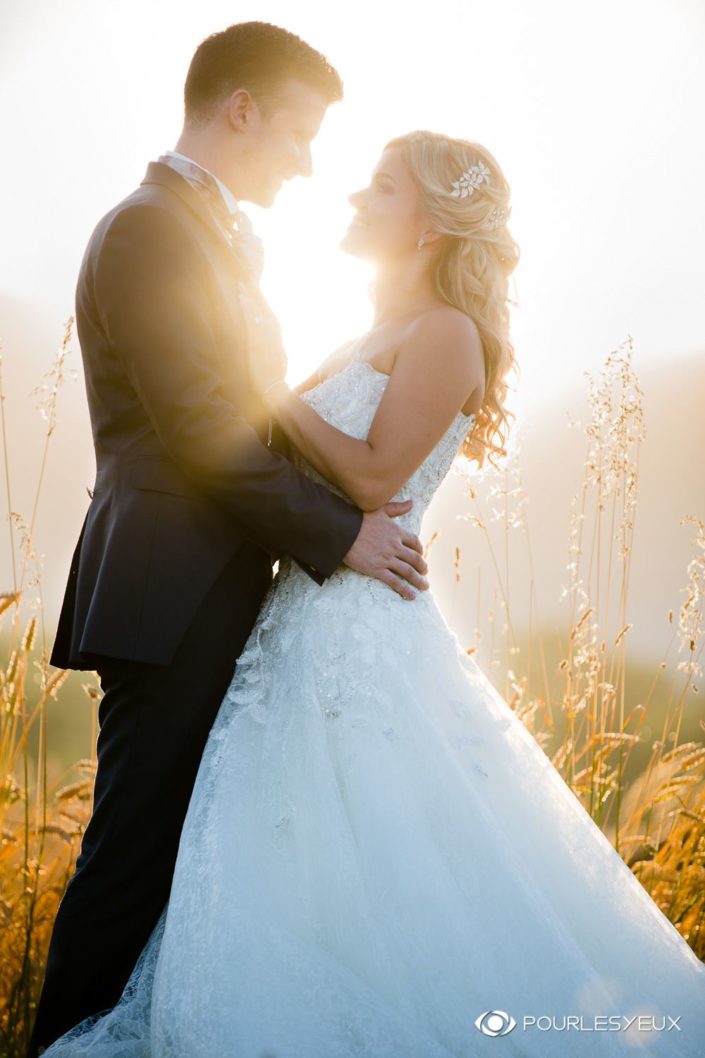 Photo de mariage romantique au coucher de soleil dans les blé