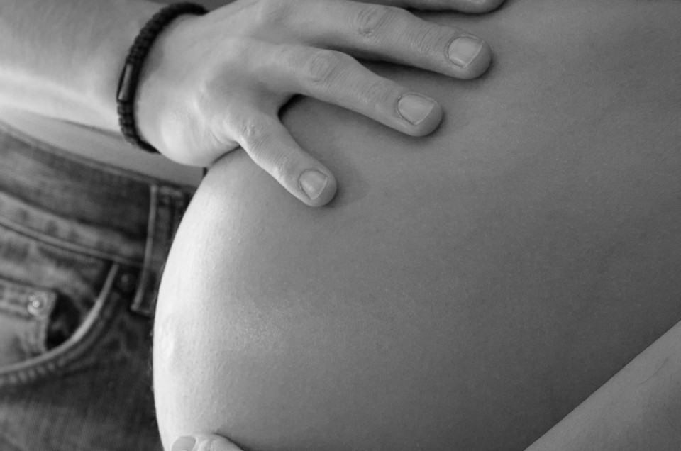 photographe geneve pourlesyeux femme enceinte nb