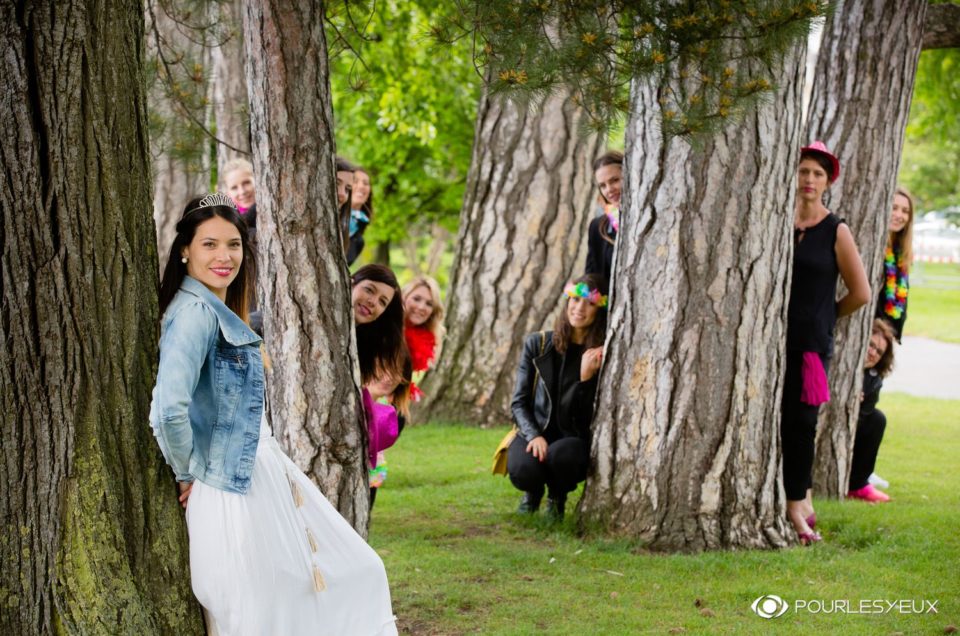 Photographe pour enterrement de vie de jeune fille en extérieur. EVJF