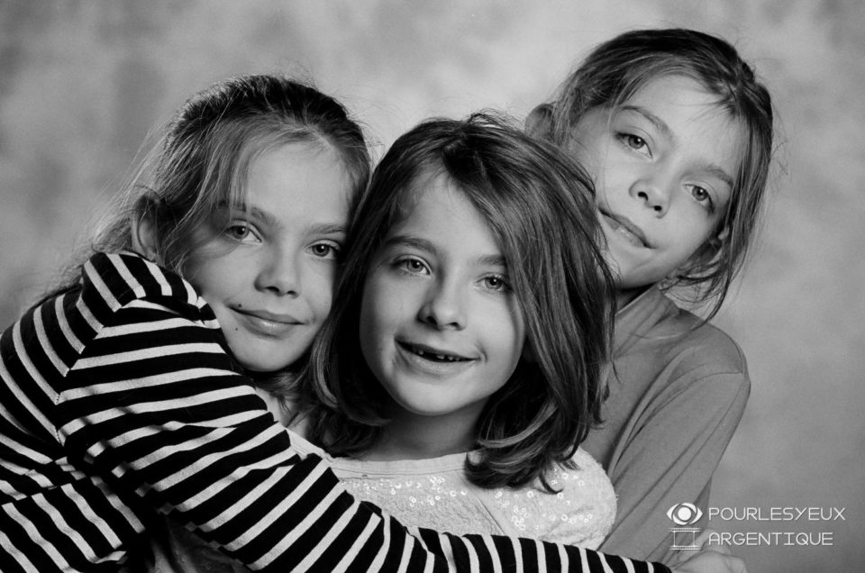 portrait photographe genève séance photo argentique filles enfant famille soeurs