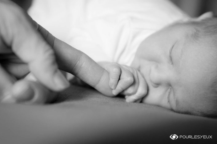 photographe genève baby bébé nourrisson famille suisse enfant noir blanc nouveau né