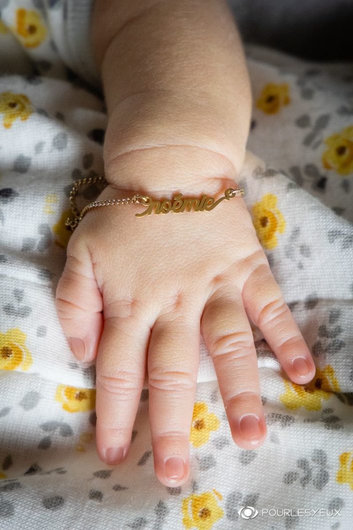 Nouveau né avec bracelet - Photographié par POURLESYEUX à Genève