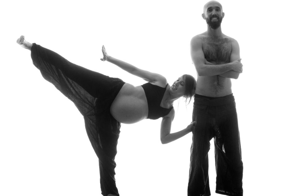 Photographe de grossesse à Genève - Futurs parents arts martiaux - En noir et blanc