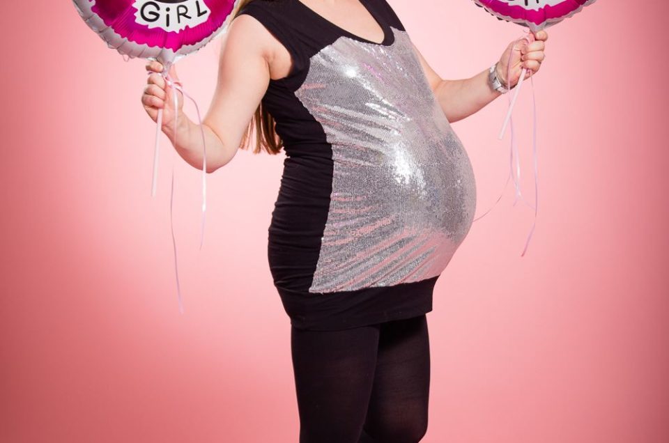 Photographe de grossesse à Genève - Future maman avec ballons roses