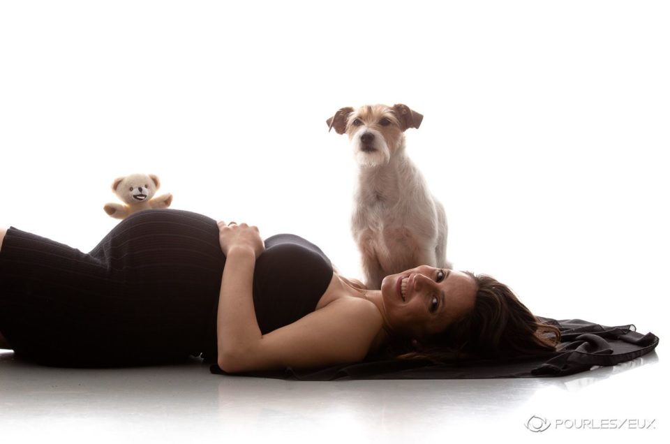 Photographe de grossesse à Genève - Future maman avec animal de compagnie et peluche