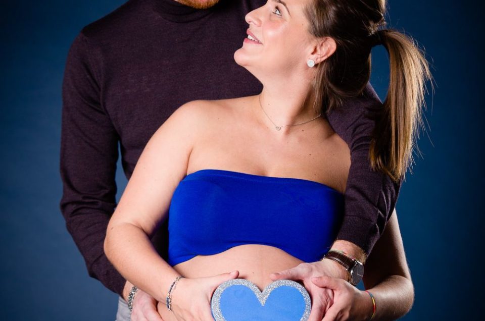 Photographe de grossesse à Genève - Futurs parents avec cœur bleu
