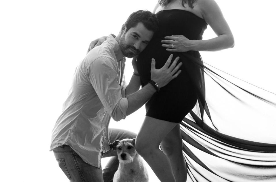 Photographe de grossesse à Genève - Couple avec animal de compagnie - En noir et blanc