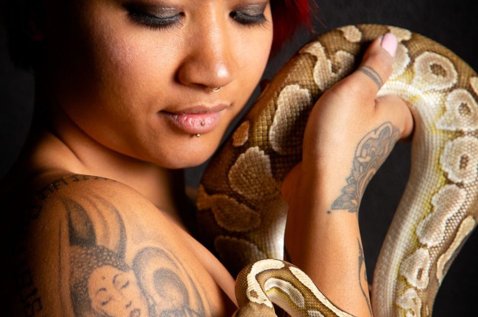 Portrait de femme sensuelle de serpent