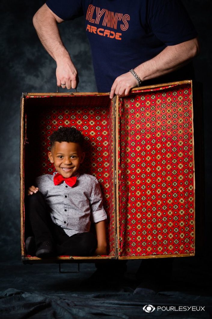 Photographe Portrait à Genève - Garçon dans une malle