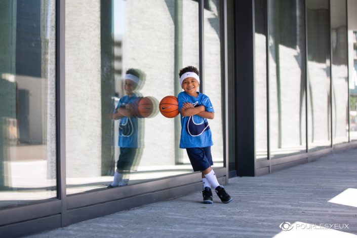 Photographe Portrait en extérieur à Genève - Garçon sportif avec ballon à Lancy Pont Rouge
