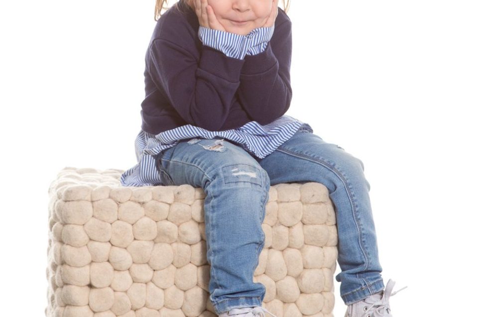 Portrait d'enfant, petite fille en jeans et baskettes