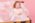 Portrait de fillette dans une malle sur fond rose