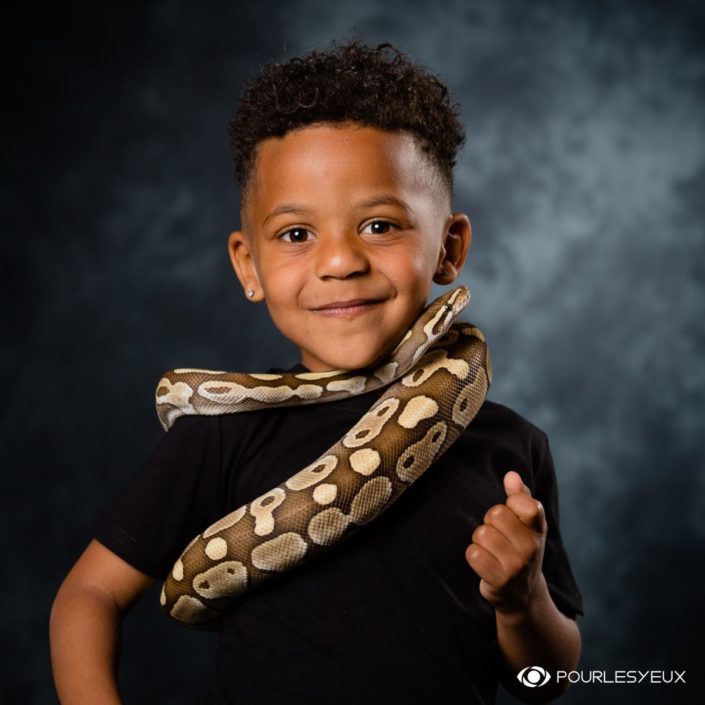 Séance d'initiation aux serpents avec un garçon - Photographe à Genève