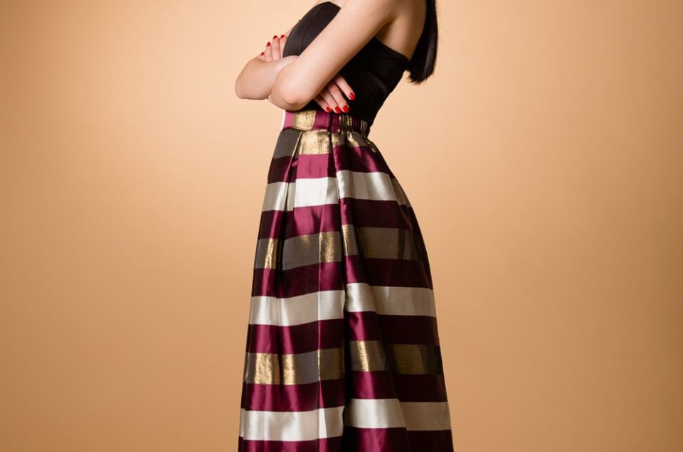 Portrait de femme en robe de soirée sur fond brun