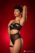 Portrait de femme en lingerie glamour sur fond rouge