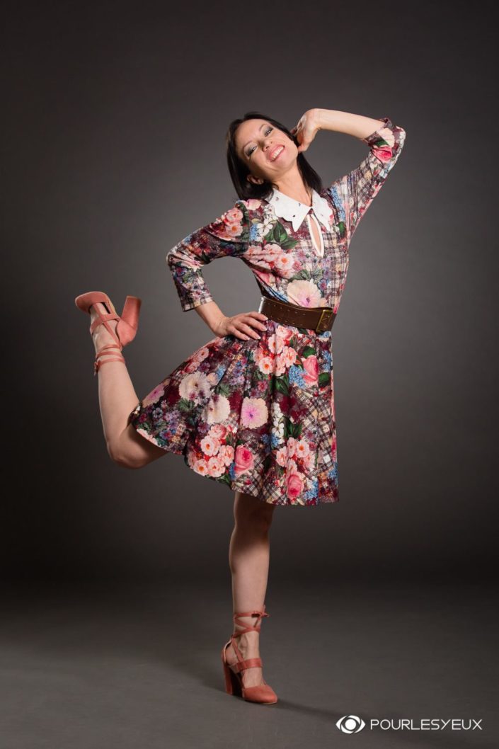 Pin-up - Portrait femme joyeuse en robe fleurie