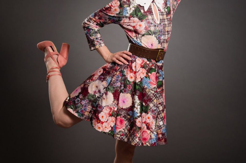 Pin-up - Portrait femme joyeuse en robe fleurie