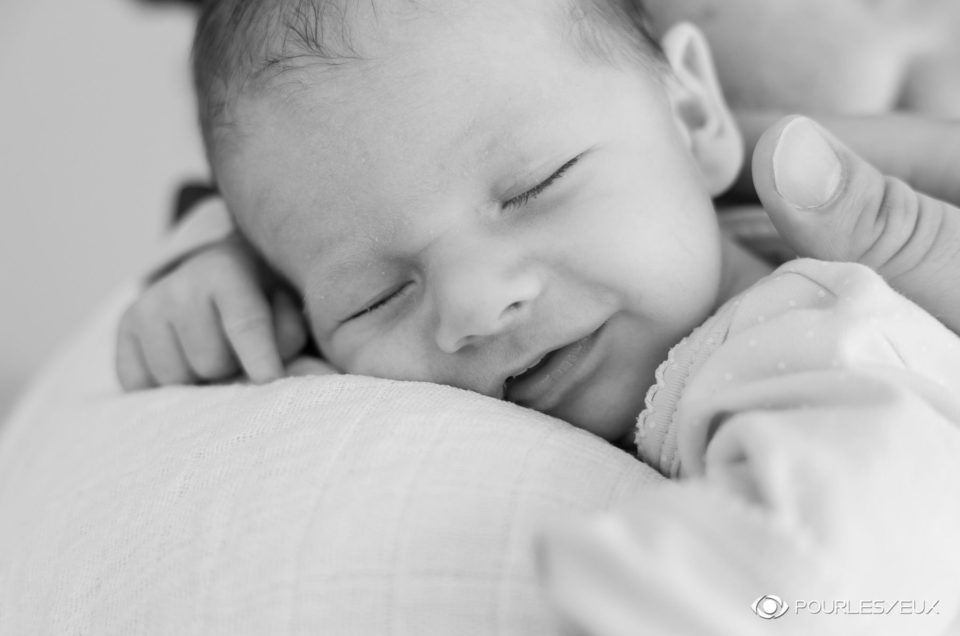 Photo de nouveau né - Nourrisson à domicile en noir et blanc