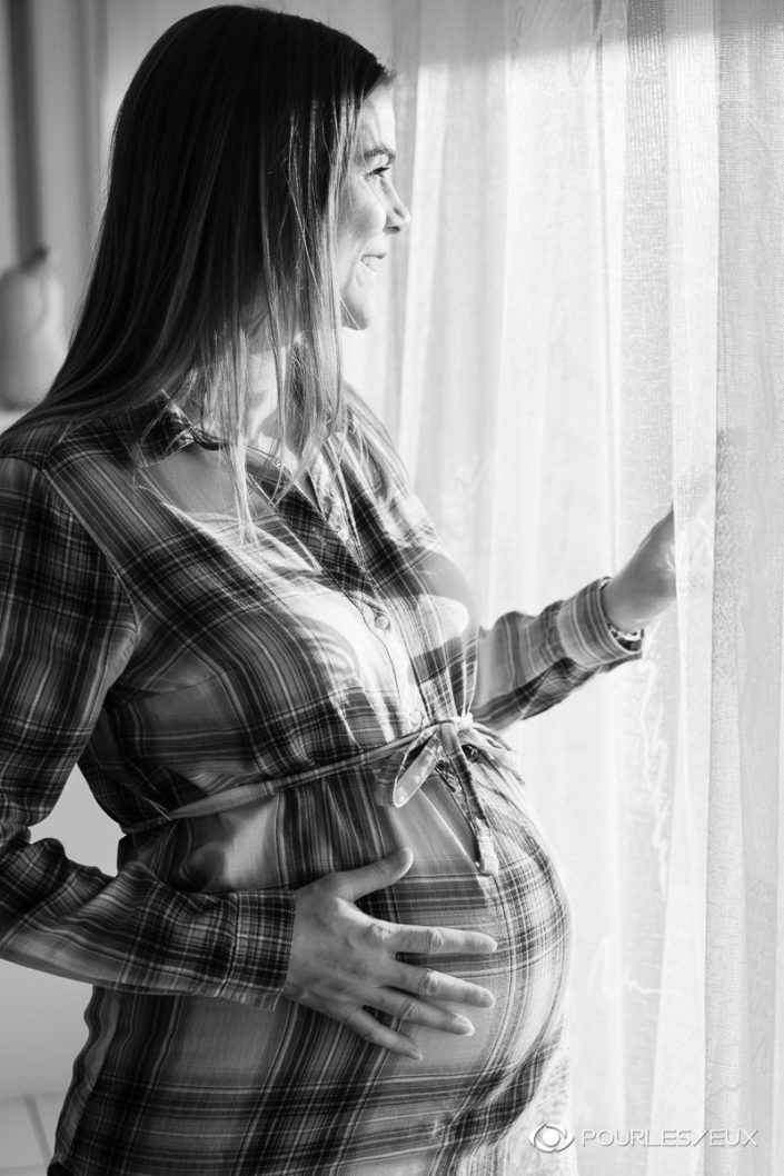 Photo de grossesse - Future maman en noir et blanc