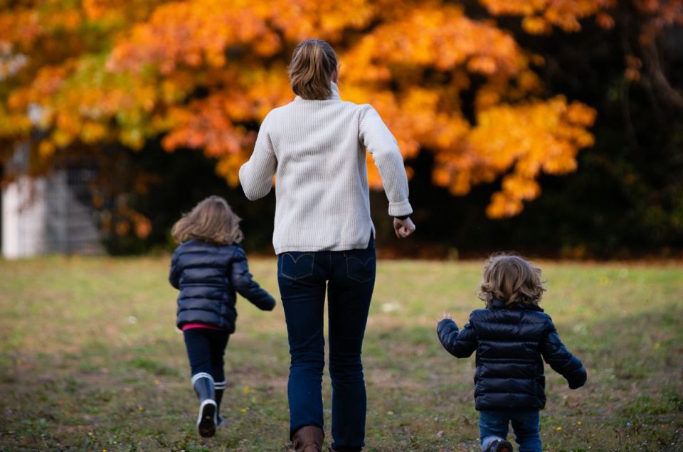 Photo de famille courant dans un parc - À Genève