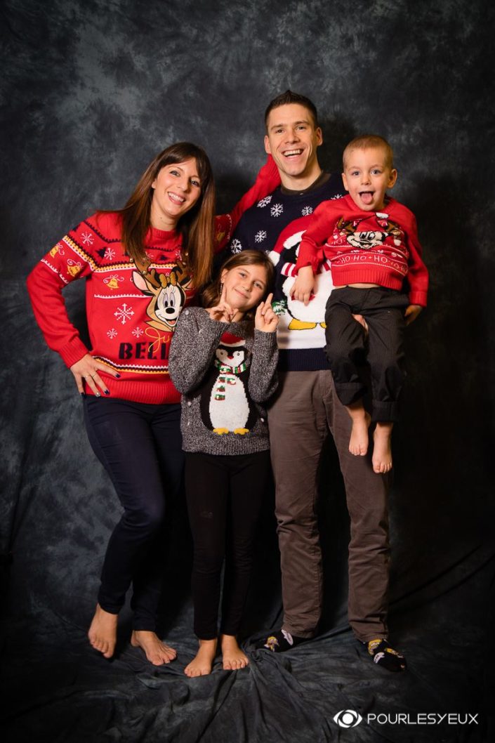 Portrait de famille en pulls de Noël
