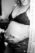 Photographe de grossesse - Future maman en noir et blanc