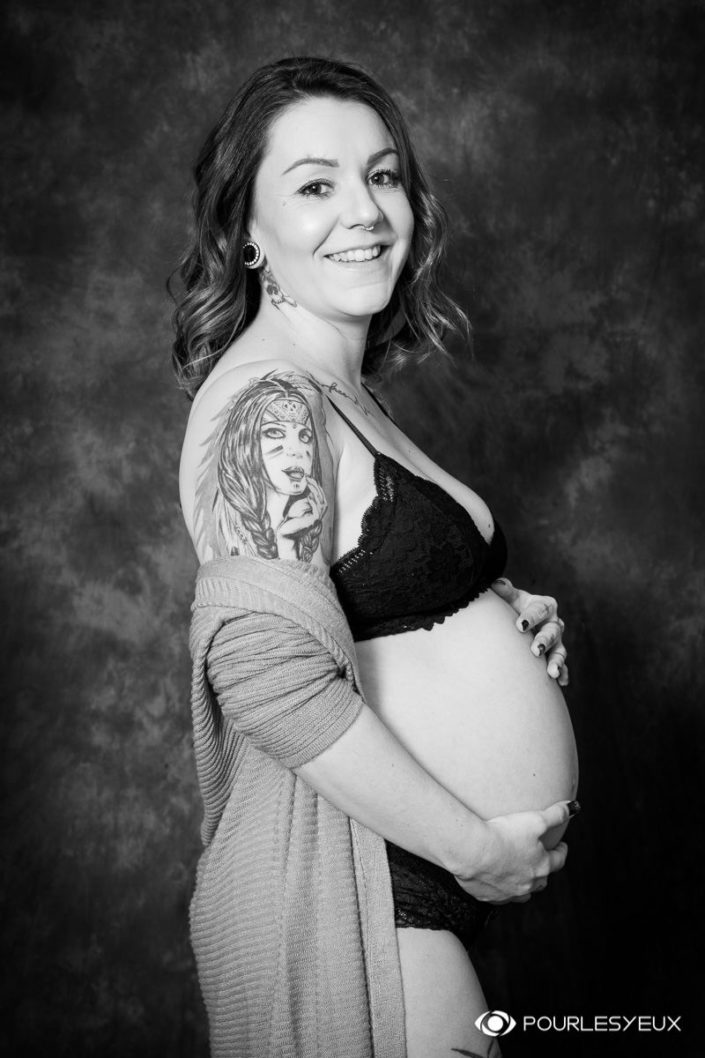 Portrait professionnel de grossesse - Future maman en noir et blanc
