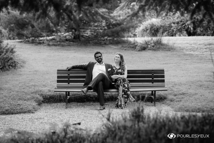 Couple au parc - En noir et blanc - POURLESYEUX